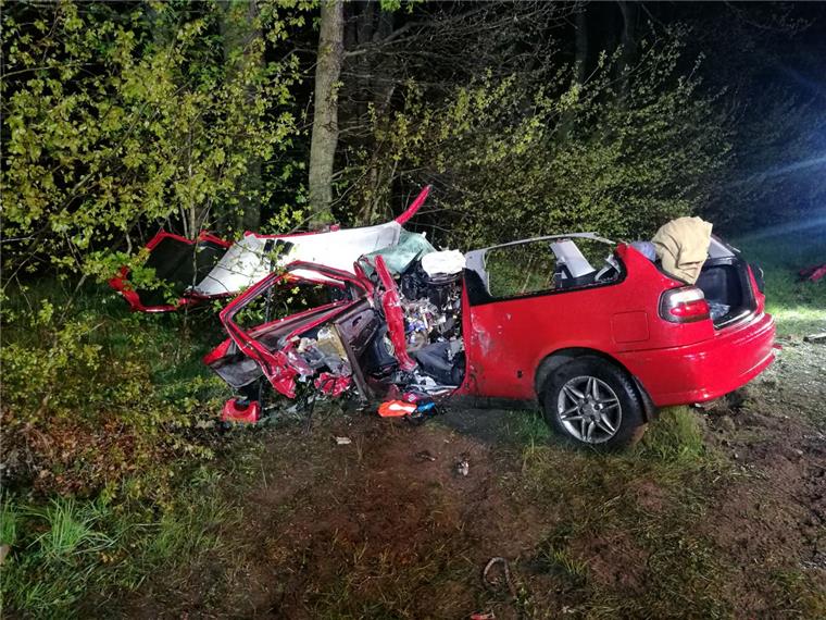 Hagen: Porsche-Fahrer (59) verschätzt sich beim Überholen und kracht gegen Nissan Der Nissan wurde bei dem Unfall komplett zerstört.