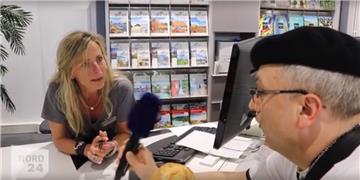 Der nord24-Reporter stürmt mit Baguette und Rotwein das Atlantic-Reisebüro in der Bremerhavener Innenstadt.