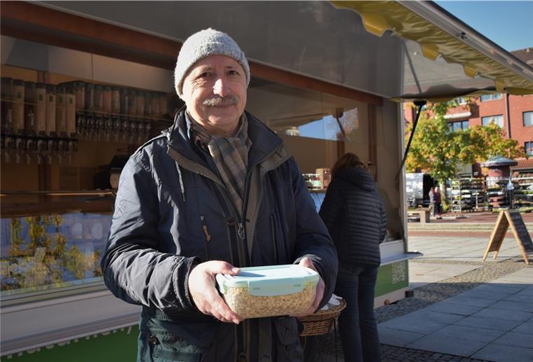 Mit Unverpackt-Truck auf Nordenhamer Wochenmarkt Der Nordenhamer Jochen Dudeck ist Stammkunde beim Unverpackt-Truck auf dem Wochgenmarkt.