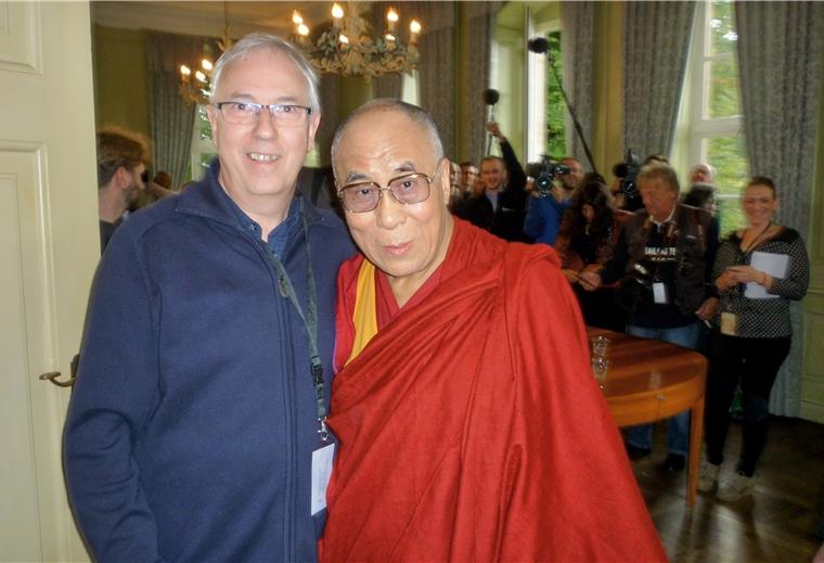 Der Nordenhamer Rudiger Pilny hat den Dalai Lama inzwischen viermal getroffen. Er ist freier Mitarbeiter des Bürgerfunk-Senders Radio Weser-TV.