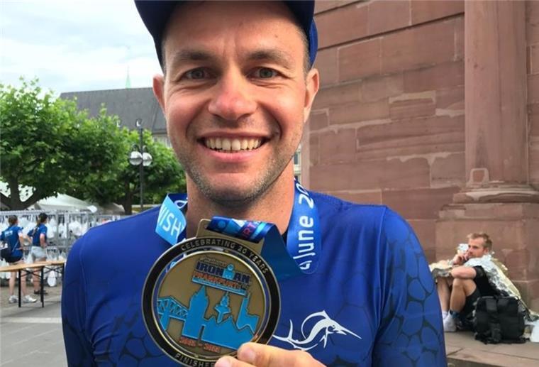 Torben Schramm aus Nordenham ist ein Ironman Der Nordenhamer Torben Schramm schwamm, radelte und lief insgesamt 11:21:49 Stunden.
