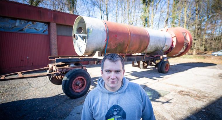 Nach Leuchtturm-Umzug: Standort an der Wurster Küste gesucht Der Nordholzer Andreas Wunderlich hat einen alten Leuchtturm gekauft. Das elf Meter lange Unterfeuer wurde von Wilhelmshaven nach Nordholz per Spedition Transportiert.