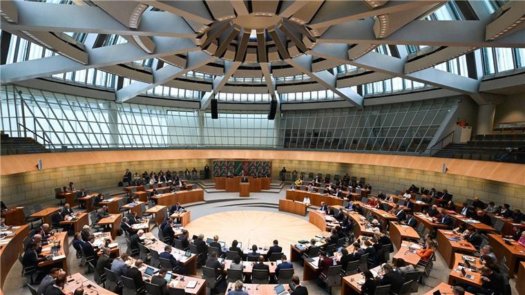 Fußballvereine müssen Sicherheit im Stadion verbessern Der nordrhein-westfälische Landtag debattiert im Plenum.