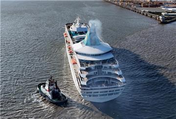 Das Ablegen der "Artania" in Bremerhaven aus der Luft fotografiert.