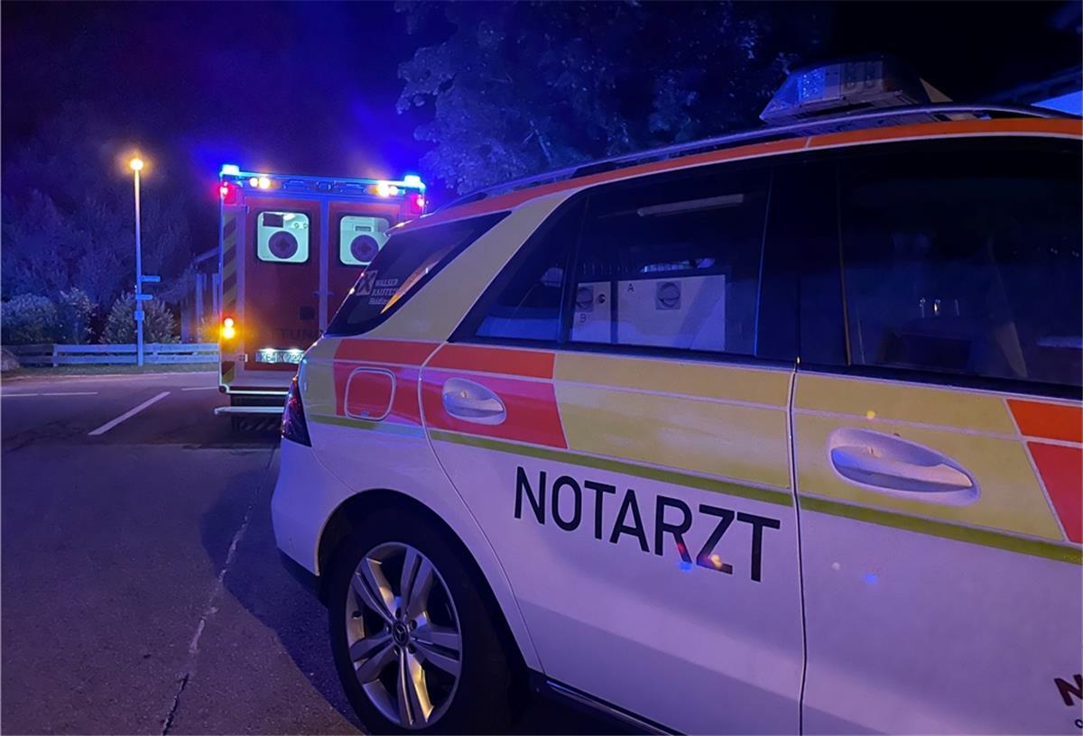 Bremerhaven: Firmen-Mitarbeiter stirbt bei Betriebsunfall Ein Notarzt-Fahrzeug und ein Rettungswagen.