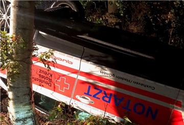 Auto liegt im Seitenraum.