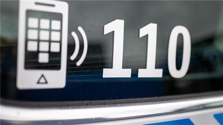 25-Jähriger bewirft Polizistinnen mit Böllern Der Nummer des Polizeinotrufs 110 steht auf der Scheibe eines Polizeifahrzeugs.