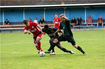 Der Oberligist Heeslinger SC, hier mit Darvin Stüve (rechts) und Arouna Ahizi (Mitte) 2016 gegen Buchholz, wurde im Vorjahr Dritter. Das Auftaktspiel gegen den Regionalligisten SV Drochtersen/Assel ist ein erster Härtetest für die Truppe von Trainer Hansi Bargfrede. 
