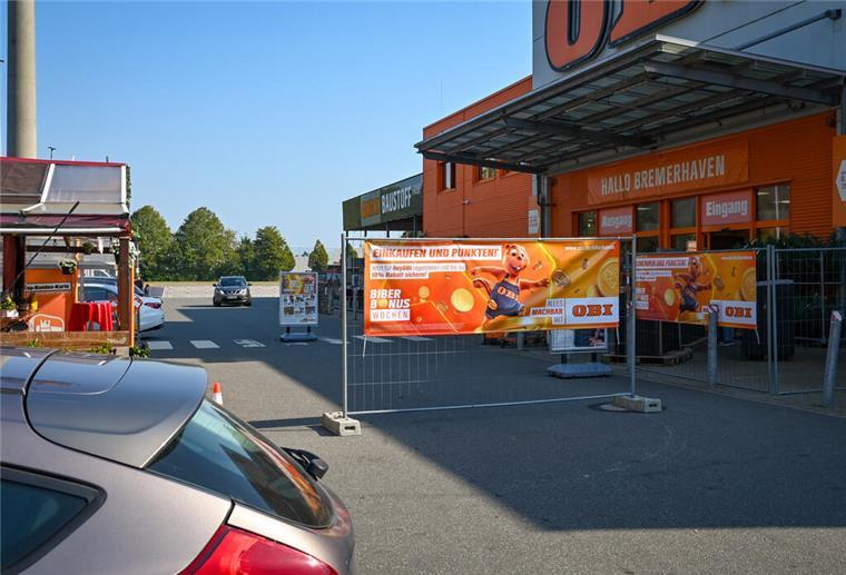 Nach Straßensperrung: Autofahrer brettern über OBI-Parkplatz - Doch das hat ein Ende Der OBI-Markt hat sicherheitshalber seinen Parkplatz für die Durchfahrt gesperrt.