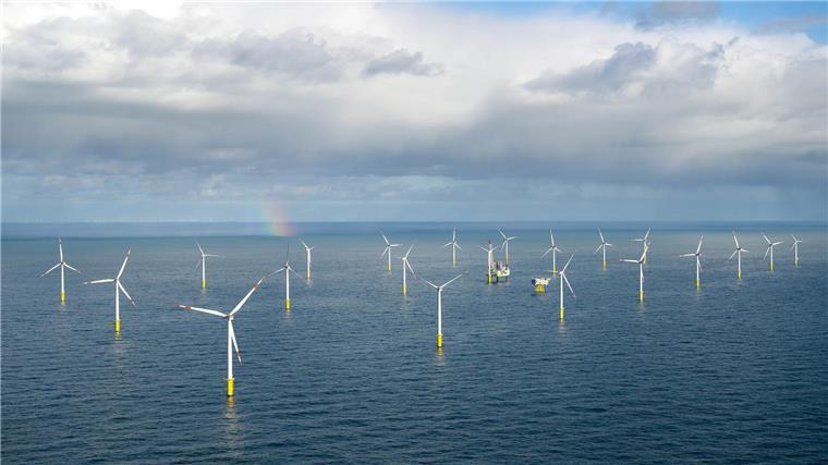 Betreiberfirma hält an Gasförderung vor Borkum 2024 fest Der Offshore-Windpark Riffgat soll die Förderplattform mit Strom versorgen - dafür ist aber ein Seekabel nötig. (Archivbild)