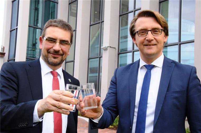 Trinkwasser für die Wesermarsch: Verband feiert 70-jähriges Bestehen Der Oldenburgisch-Ostfriesische Wasserverband feiert sein 70-jähriges Bestehen. Darauf stoßen Sven Ambrosy (Verbandsvorsteher, links) und Geschäftsführer Karsten Specht an.