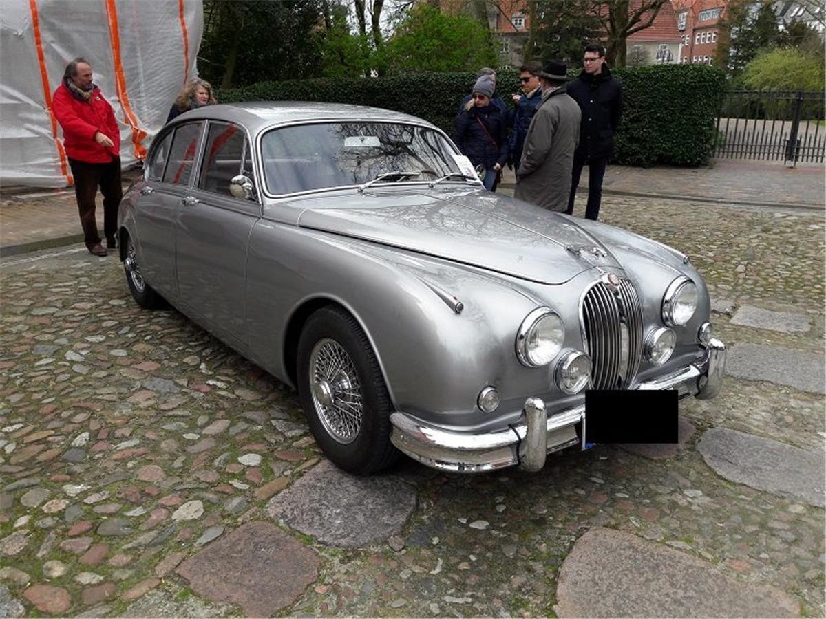 Oldimerclub RetroCarsNord eröffnet neue Saison Der Oldtimerclub RetroCarsNord hat die neue Saison mit einem Besuch des Oldtimertreffens in Jever eröffnet.