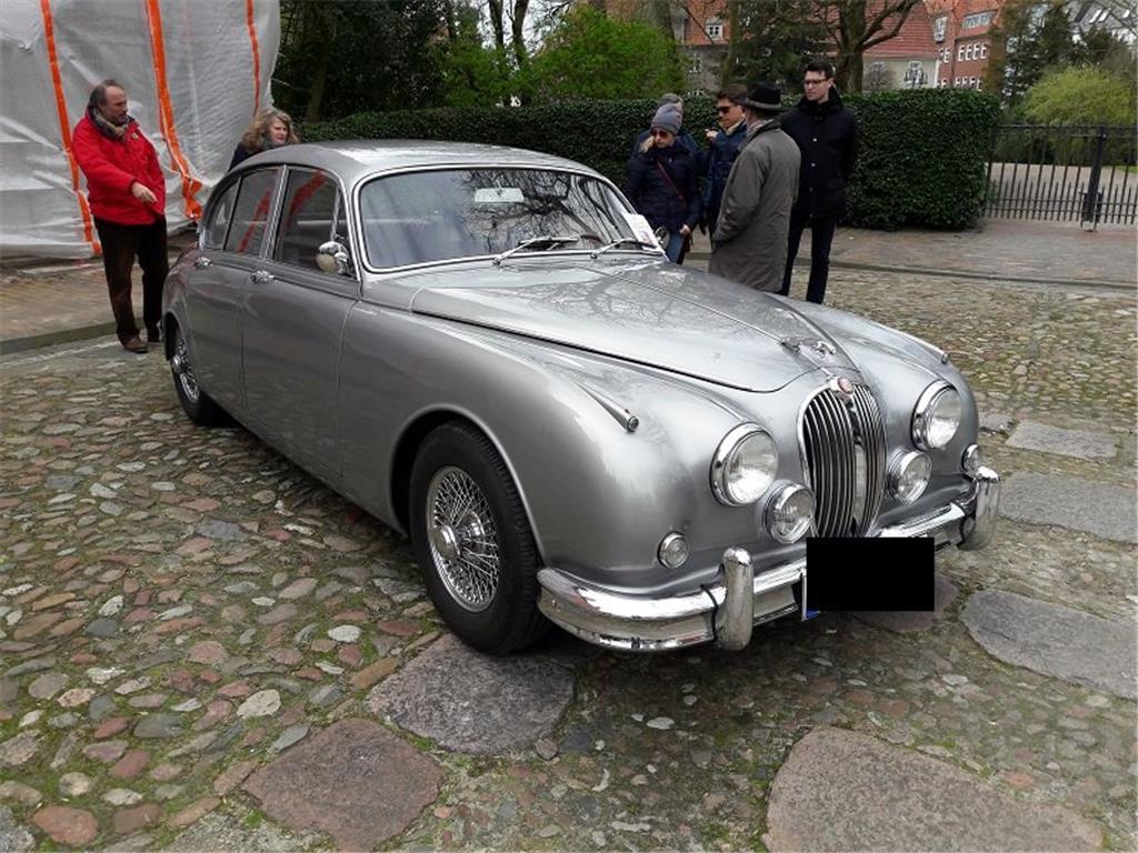 Der Oldtimerclub RetroCarsNord hat die neue Saison mit einem Besuch des Oldtimer...