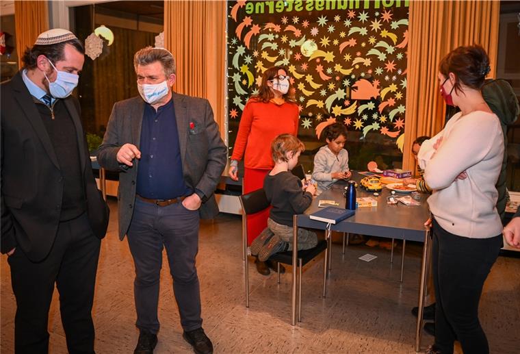 Der Olenburger Rabbiner der liberalen jüdischen Menorah-Gemeinde, Tobias Jona Simon, diskutiert im Gemeindesaal der Geestemünder Marienkirche mit dem Vorsitzenden Mircea Ionescu unter anderem Fragen zum geplanten Schul-Film über jüdisches Leben in Bremerhaven.