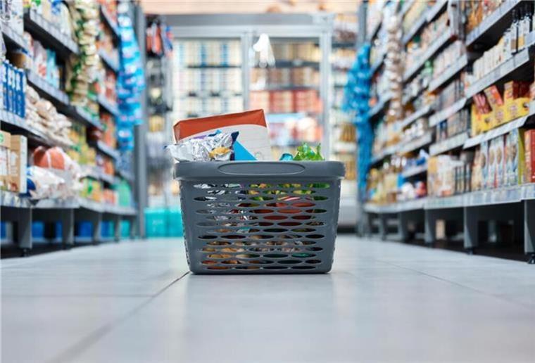 Keine Lieferungen mehr! Beliebter Online-Supermarkt zieht aus Angst die Reißleine Ein Einkaufskorb steht mit Produkten gefüllt auf dem Boden. Der Online-Supermarkt Picnic liefert nicht mehr zum Brennpunkt-Hochhaus „Weißer Riese“ in Duisburg. Das Unternehmen hat Angst um die Sicherheit seiner Mitarbeiter.