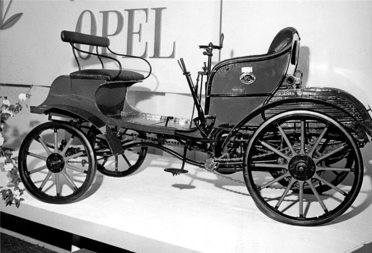 Eine Mark für 15 Kilometer: Vor 130 Jahren fuhr das erste Taxi Der Opel-Motorwagen vom Typ "Patent-Automobilsystem Lutzmann" aus dem Jahr 1898 hatte vier PS.