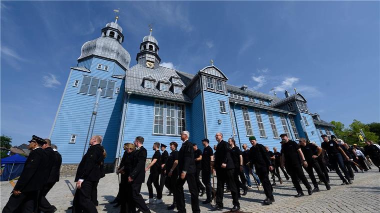 Hunderte Bergleute locken Besucher in den Harz Der Ort Clausthal-Zellerfeld feiert gleichzeitig den Zusammenschluss seiner Stadtteile vor 100 Jahren.
