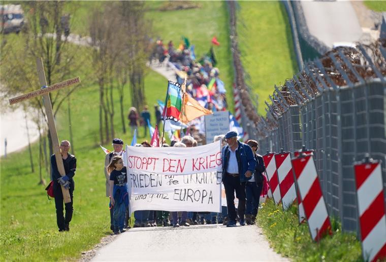 Der Ostermarsch zieht am Zaun des Fliegerhorsts vorbei. 
