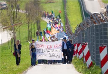 Der Ostermarsch zieht am Zaun des Fliegerhorsts vorbei. 