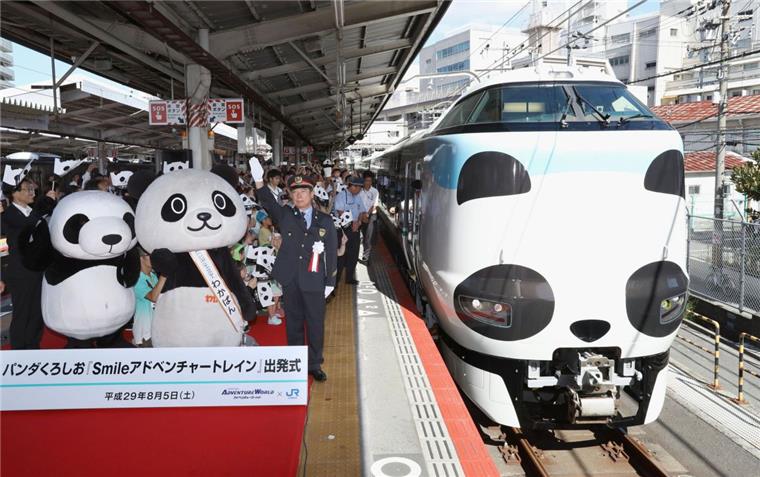 Japan weiht Zug in Panda-Design ein Der Panda-Zug nimmt im JR Tennoji Bahnhof in Osaka seinen Betrieb auf. Der Schnellzug, der zwischen Kyoto, Osaka und Süd-Wakayama verkehren soll, hat eine Lok und Sitzbezüge im Panda-Design.
