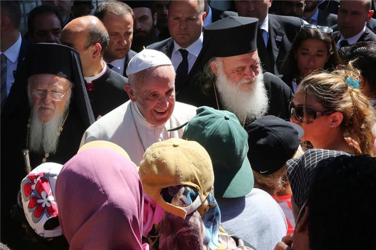 Flüchtlingskrise: Papst appelliert auf Lesbos an Gewissen der Welt Der Papst hat gestern die griechische Insel Lesbos besucht und sich zum Flüchtlingsdrama geäußert.