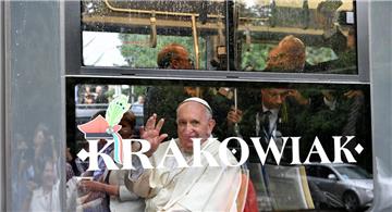 Der Papst hat sichtlich Spaß bei der Fahrt bei der Straßenbahn.