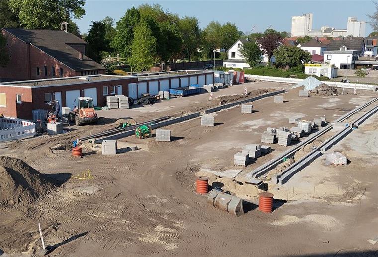 Neuer Parkplatz am Braker Kreishaus soll schon bald fertig sein Der Parkplatz beim Kreishaus soll Ende Juli fertiggestellt sein.