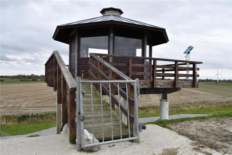 Dorum: Hilfreiche QR-Codes für Zugvogeltage im gesperrten Pavillon Der Pavillon auf dem Deich südlich des Kutterhafens in Dorum ist zurzeit mit einem Schloss gesichert.