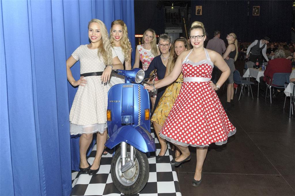 Der Petticoat-Club: Talina und Nadja Domeyer (links) sowie Carolin Peckel, Samar...