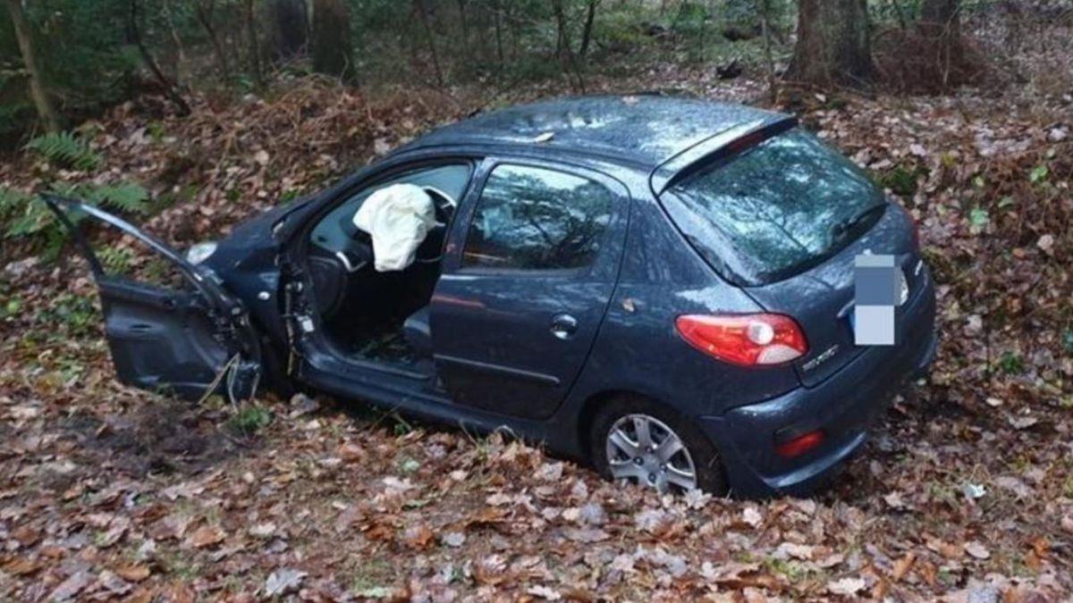 B74 bei Bremervörde: Peugeot bleibt in Erdwall stecken Der Peugeot ist auf der B74 bei Nässe von der Fahrbahn abgekommen.