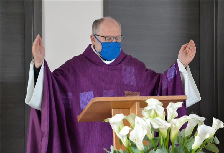 Der Pfarrer der alt-katholischen Gemeinde Hamburg, Walter Jungbauer, feierte mit geladenen Gästen Gottesdienst und segnete den Friedhof ein.