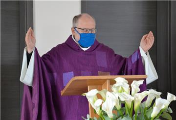 Der Pfarrer der alt-katholischen Gemeinde Hamburg, Walter Jungbauer, feierte mit geladenen Gästen Gottesdienst und segnete den Friedhof ein.
