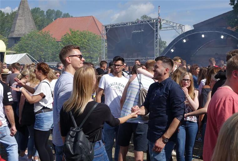 Vorverkauf für Steinau startet bald: Seitenhieb gegen Janssens‘s Besuchermenge beim Pfingstfrühtanz in Steinau
