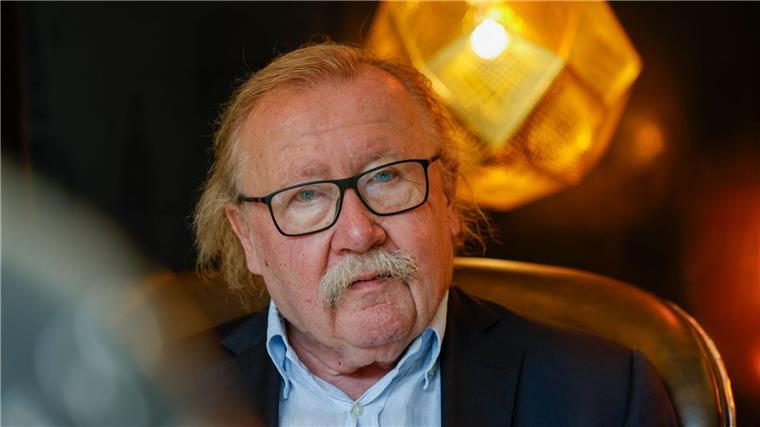 Sloterdijk will Handyverbot für Kinder und Jugendliche Der Philosoph Peter Sloterdijk spricht sich für ein Handyverbot für Kinder und Jugendliche aus.