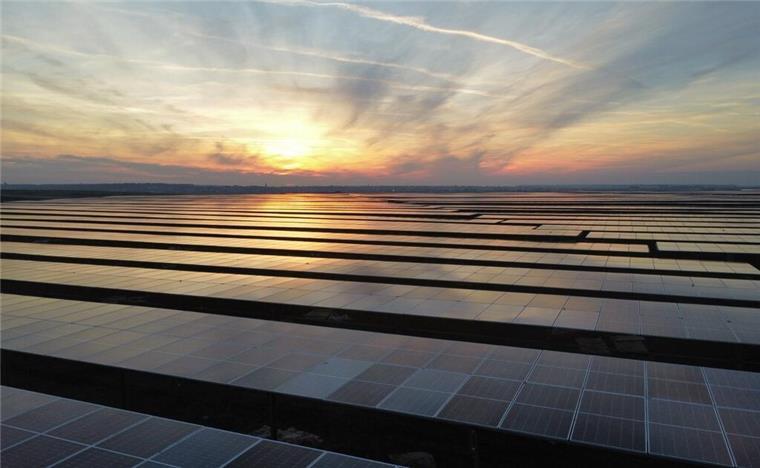 Ein Photovoltaik-Windpark bei Sonnenaufgang