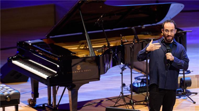 Konzert „Gegen das Schweigen“ in der Elbphilharmonie Der Pianist hatte das Konzert initiiert.