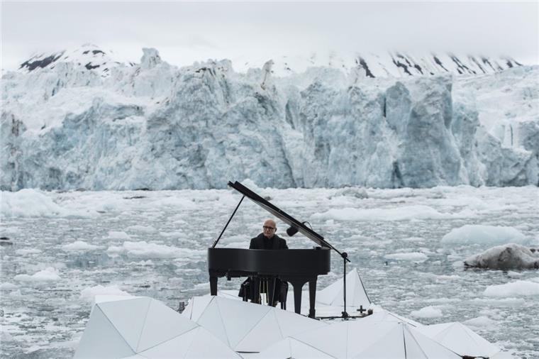 Der Pianist Ludovico Einaudi hat in der Artktis ein Klagelied auf einer künstlichen Eisscholle vor Spitzbergen gespielt. Die Aktion ist Teil einer Kampagne von Greenpeace.