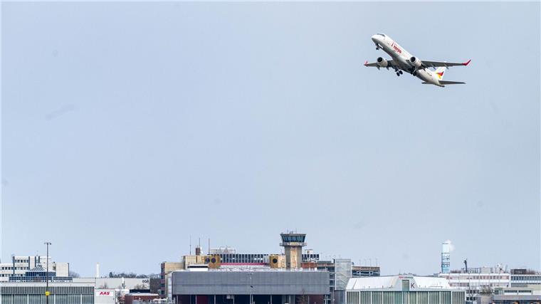 Passagier zu betrunken für Flieger - Pilot bricht Start ab Der Pilot eines Ferienfliegers nach Mallorca stoppte seine Maschine wegen eines betrunkenen Passagiers noch vor der Startbahn des Bremer Flughafens und kehrte um. (Archivbild)