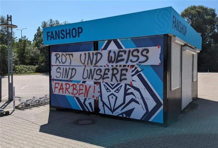 Vorläufige Einigung rund um den blauen Pinguins-Fanshop Der Pinguins-Fanshop wurde blau angestrichen. Sehr zum Unmut der Fans.
