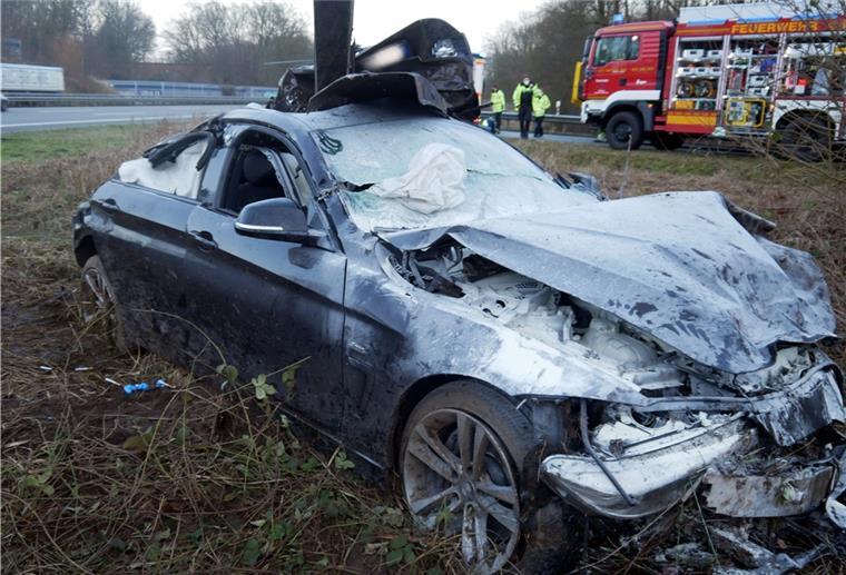Hollenstedt: 23-jähriger Rotenburger lebensgefährlich verletzt Der Pkw überschlug sich mehrfach und kam schließlich nach mehr als hundert Metern im Sichtdreieck der Anschlussstelle Hollenstedt zum Stillstand.