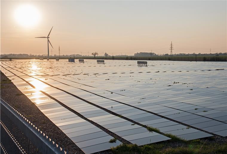 Der Planungsausschuss des Gemeinderats hat sich am Donnerstagabend mehrheitlich dafür ausgesprochen, dass die bauleitplanerischen Verfahren eröffnet werden, die Voraussetzung für einen Solarpark nördlich von Iffens sind. Ob der Park tatsächlich kommt, bleibt aber offen.