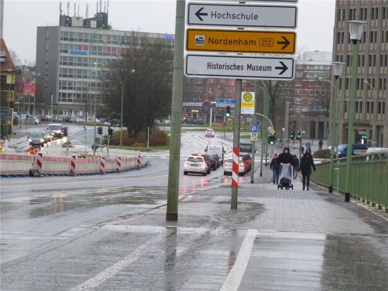 Der Platz für einen gemeinsamen Geh- und Radweg auf der Kennedybrücke in Bremerhaven reicht nach heutigem Stand nicht mehr aus. Ein Schild mitten im aufgezeichneten Radweg und fest eingebaute Lampenmasten gefährden Fahrradfahrer.