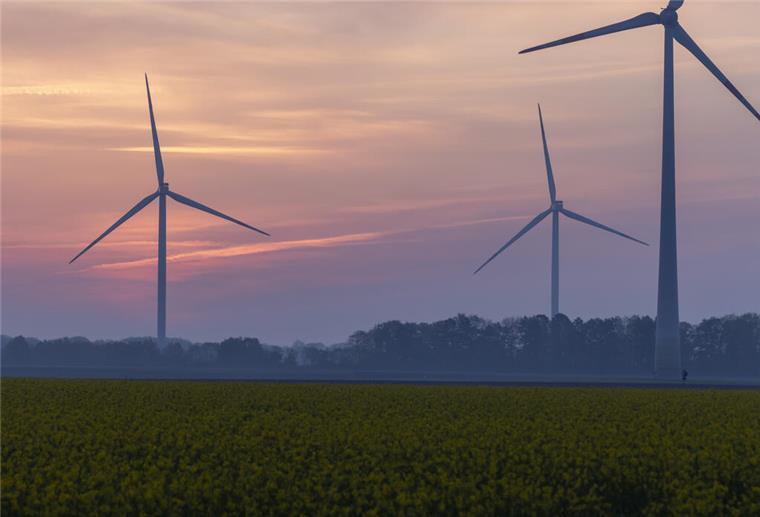 Windpark in Neuenwalde bei Sonnenaufgang
