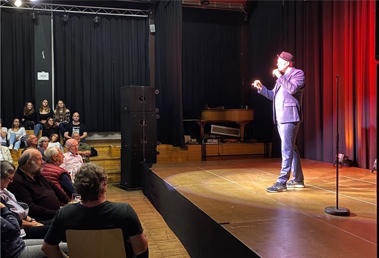 „Wortfeuerwerk“ beim Poetry Slam in der Jahnhalle Der Poetry-Slam-Künstler Bas Böttcher unterhält mit seinen Wortkünsten die Jahnhalle in Nordenham.