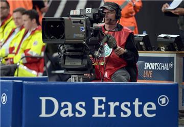 Der Pokalkracher gegen Köln wird auch im Fernsehen ein Hit.  Sechs Kameras  werden im Nordseestadion im Einsatz sein. Foto  Gambarini/dpa 