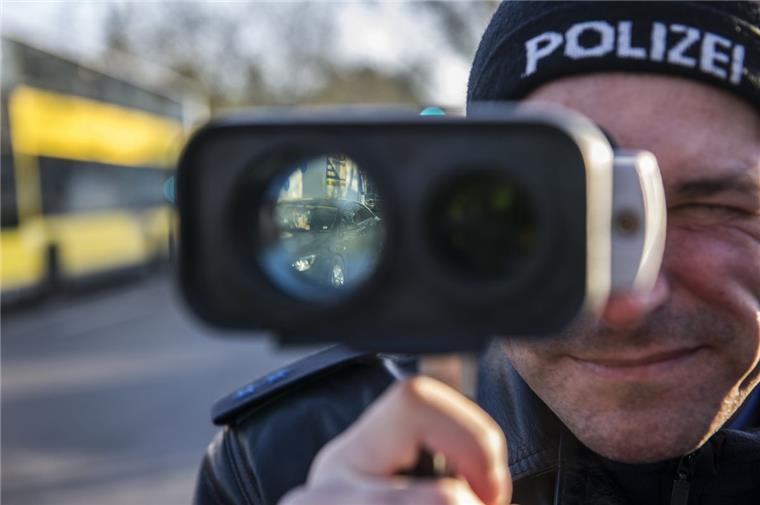 Mit Tempo 120 in 50er-Zone - Polizei fischt Raser aus dem Verkehr Der Polizei Bremerhaven sind bei Geschwindigkeitskontrollen mehrere Raser ins Netz gegangen.