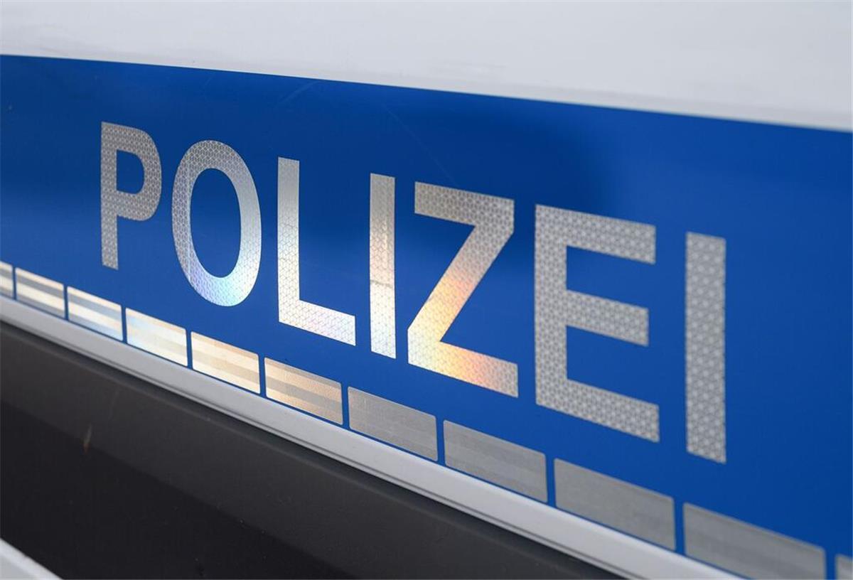 Vier Verletzte bei Unfall auf A27 in Bremen: Unfallverursacher flüchtig Der Polizei-Schriftzug auf einem Einsatzwagen. (Symbolbild)