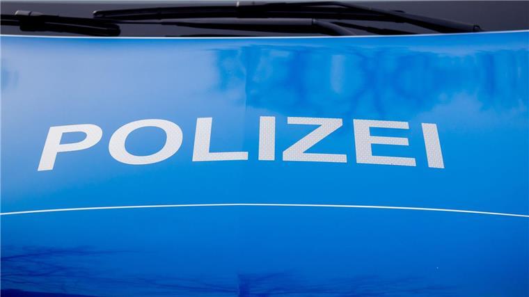 Schlag gegen Camorra: Festnahmen in Italien und Deutschland Der Polizei-Schriftzug steht auf einem Einsatzfahrzeug.