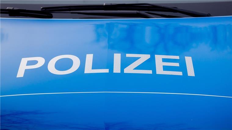 Der Polizei-Schriftzug steht auf einem Einsatzfahrzeug.