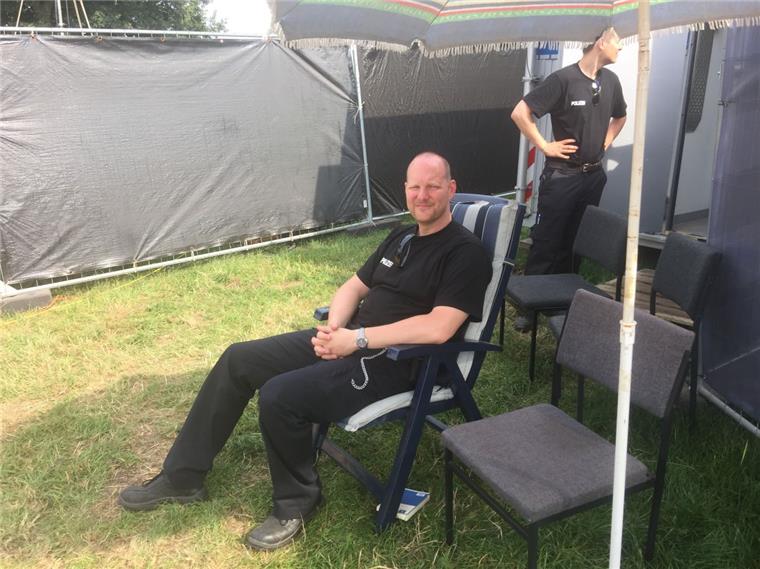Deichbrand hat die coolste Polizeiwache Der Polizeibeamte Kai Willems-Klar sitzt vor der mobilen Wache gemütlich in seinem Sonnenstuhl. Aber der Eindruck täuscht: Urlaub machen die Ordnungshüter auf dem Deichbrand nicht.